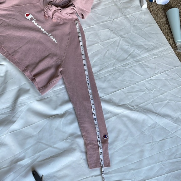 1454- Champion cropped long sleeve hoodie- pink- large - Picture 5 of 6